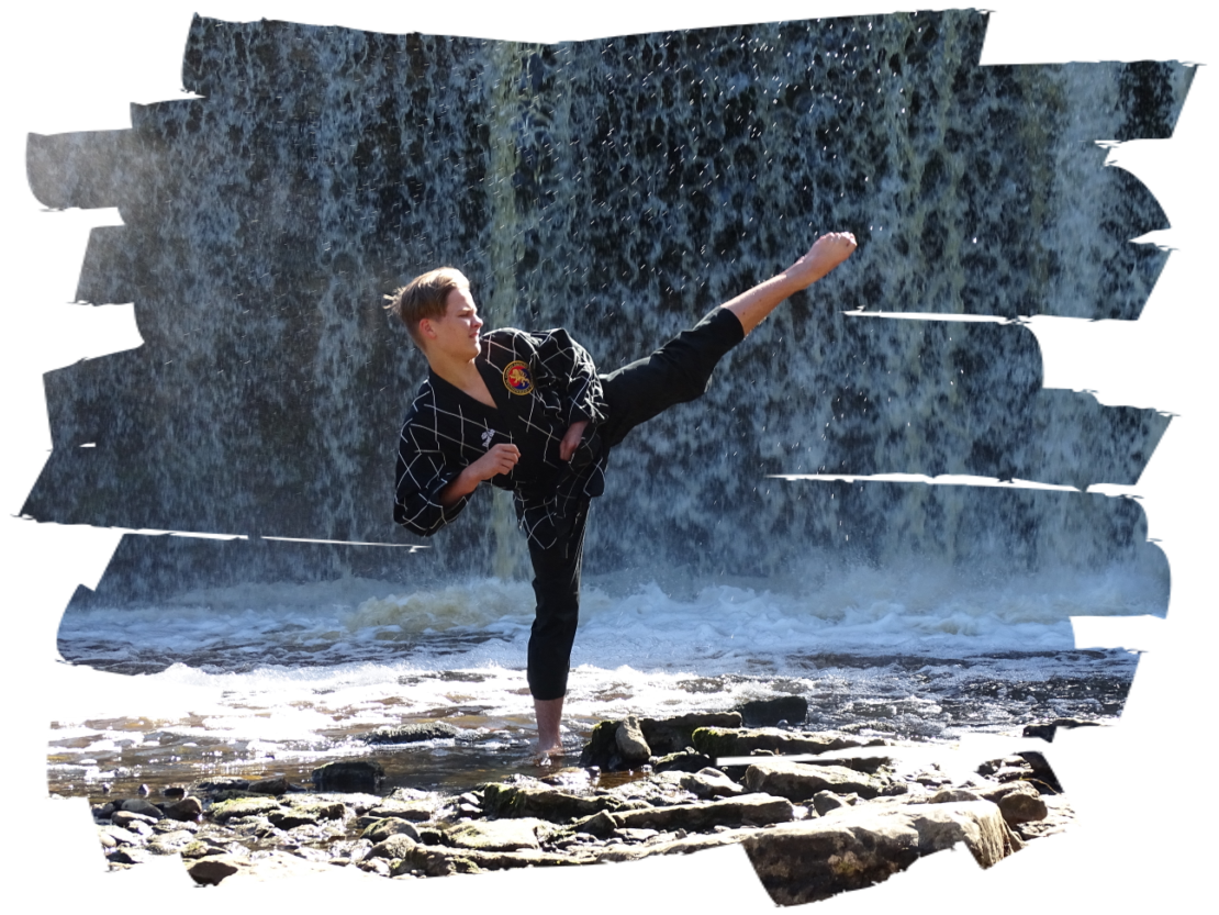 Combat Hapkido Estonia treenerite meeskond treeningsaalis koos õpilastega
